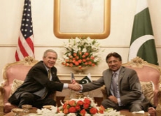 US-Präsident George W. Bush und Pervez Musharraf bei einem Treffen in Islamabad im März 2006.