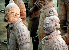 Zwei von etwa 6.000 aus Ton gebrannten Soldaten, welche die Grabanlage des ersten chinesischen Kaisers Ying Zheng "bewachten".