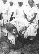Eine Handvoll Salz sammelt Gandhi vom Strand auf. Millionen machen es ihm nach - und siegen am Ende.