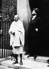 Gandhi nach seiner Freilassung im Jahr 1931 vor dem Sitz der britischen Regierung, 10 Downing Street, in London.