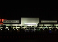 Das Parlamentsgebäude Pakistans in der Hauptstadt Islamabad bei Nacht.