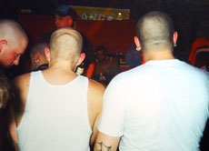 Skinheads bei einem Konzert. Als Schreckensbild der Rechtsextremisten wird häufig ihr Outfit herangezogen. Aber Menschen mit solchen Ansichten müssen nicht wie Skins aussehen.