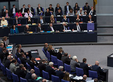 Die Wahlen - hier die deutschen Bundestagswahlen - entscheiden über die Sitze der Parteien und deren Politiker im Parlament. Nach dem Sainte-Laguë/ Schepers-Verfahren werden die Stimmen ausgezählt und die Sitze im Bundestag verteilt.