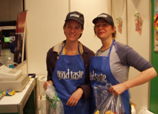 Anna (links) und die anderen Mädchen mussten schuften wie die Packesel, während sich ihre Chefs einen faulen Lenz machten.
