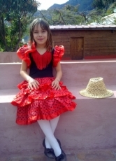 Chiaras Klassenkameradin Lara wohnt ganz in der Nähe. Sie hat eine deutsche Mutter und einen spanischen Vater. Hier hat sie sich zu Karneval als Flamenco-Tänzerin verkleidet.