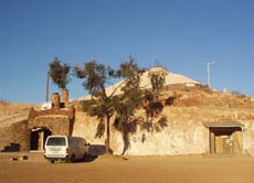 In Coober Pedy sind die meisten Häuser direkt in den Fels gebaut. Dadurch sind die Temperaturen im Innern immer angenehm.