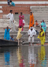 Viele Inder pilgern zum Ganges, um in ihm zu baden und sich so von allen Sünden reinzuwaschen. Viele kommen auch, um hier zu sterben. Hindus glauben, dass dann die Folge von Wiedergeburten verkürzt wird.