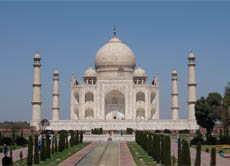 Das weltberühmte Taj Mahal ist das Wahrzeichen Indiens. Die gigantische Grabmoschee befindet sich in Agra im indischen Bundesstaat Uttar Pradesh.