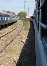 Auf der Fahrt von Agra nach Varanasi ist uns etwas mulmig zumute, denn sie kann für Touristen gefährlich sein.