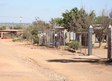 Ein Blick quer über die Straße einer Wohnsiedlung der Township Soshanguve.
