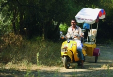 Eisverkäufer Ali gibt nicht auf: Er kauft sich ein Moped, um die ganze Region mit seinem Eis zu versorgen.