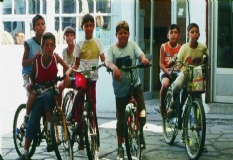Bald droht ihm nicht nur mächtige Konkurrenz: Die Kinder haben es auf sein Eis abgesehen. Als sie ihm seinen Roller stehlen, ist er sich sicher, dass mehr dahinter steckt...