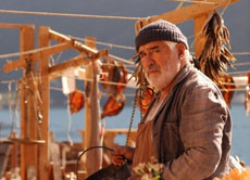 Der Fischer Gorian, gespielt von Mario Adorf, steht auf der Seite der Uskoken.