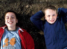 Damian (rechts) und sein Bruder Anthony überlegen, was sie mit dem Geld anstellen sollen.