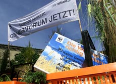 Keine "Zuschauer-Demokratie": Demokratie bedeutet vor allem Mitbestimmung der Bürger. (Bild: Aktion gegen Gentechnik in Nahrung.)