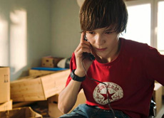 Kai am Telefon. Endlich kann er den Krokodilen beweisen, dass er anders ist, als sie denken.
