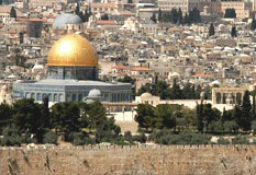 Die israelischen Stadt Jerusalem. Im Vordergrund ist die Klagemauer zu sehen, im Hintergrund der Felsendom.