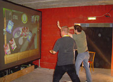Beim Eye-Toy werden die Bewegungen der Spieler auf das PC-Game übertragen.