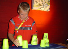 Ist die Hand schneller als das Auge? "Hütchenspielen" war gestern, heute ist "Speed-Stacking" angesagt.