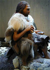 Der Neandertaler zog sich während der Eiszeit in Höhlen zurück und fertigte wärmende Kleider aus Tierfellen an.