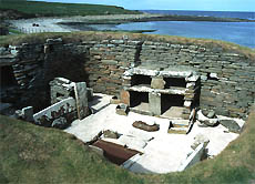 Skara Brae ist eine jungsteinzeitliche Siedlung auf den schottischen Orkneyinseln. Sie stammt etwa aus der Zeit zwischen 3.100 und 2.500 v. Chr.
