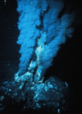 Auch Unterwasser-Vulkane am Grund der Tiefsee, so genannte "Black Smoker", tragen zur Salzhaltigkeit der Meere bei.