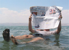 Der Salzgehalt im Toten Meer ist so hoch, dass man sich gemütlich auf dem Wasser treiben und dabei z.B. Zeitung lesen kann.