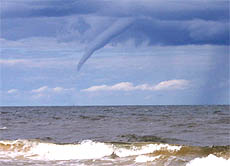 Wird es durch den Klimawandel auch bei uns bald mehr Orkane geben? Bild: Eine Wasserhose bei der Insel Usedom an der deutschen Ostseeküste.