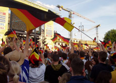 Über 500.000 Besucher verfolgten das Spiel auf der Berliner Fanmeile vor dem Brandenburger Tor.