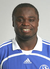 Einer der besten Schalker im traditionellen Derby gegen den Rivalen aus Dortmund: Gerald Asamoah, der ein Tor vorbereitete und eins selbst erzielte.
