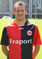 Eintracht Frankfurt setzt sich in der ersten Tabellenhälfte fest. Dank Michael Fink siegten die Hessen völlig verdient gegen den KSC.