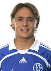 Rafinhas Elfmetertor bezwang Hertha BSC Berlin - und brachte Schalke 04 in Lauerstellung hinter Tabellenführer FC Bayern. Schalke ist nun Zweiter.