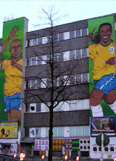 Ronaldo und Ronaldinho als Graffiti auf einer Hauswand in Berlin-Kreuzberg