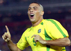 Ronaldo hat schon zwei Weltmeistertitel gewonnen.
