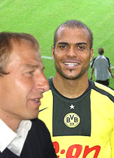 Diese Fotomontage soll zeigen: Klinsmann (links) vertraut dem jungen Odonkor.