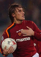 Bei Spielführer Francesco Totti laufen die Fäden im Mittelfeld zusammen.