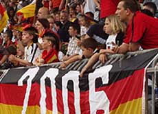 Die deutschen Fans mussten lange zittern, bis sie in der Nachspielzeit erlöst wurden.