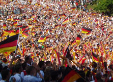 Hunderttausende Fans sehen die Spiele gemeinsam an "Public-Viewing-Plätzen".