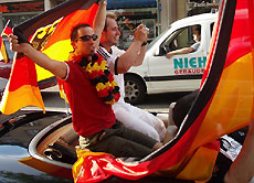 Die Freude nach dem Spiel. Fans feiern den Sieg gegen Schweden mit Autokorsos und Hupkonzerten.