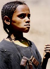 Eine junge Targia in Süd-Algerien. Das Gesicht der Frauen ist unbedeckt.