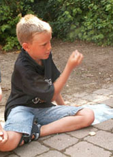Lukas hat den Dreh schnell raus. Er fängt alle Steine mit einer Hand wieder auf.