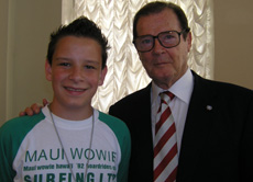 Dominik mit James-Bond-Darsteller und Unicef-Botschafter Roger Moore.