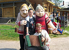 Natürlich ist das ganze russische Dorf eine Attraktion für Touristen. Das echte Leben in Russland sieht anders aus.