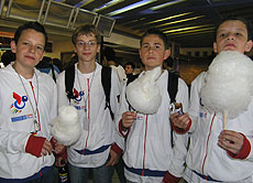 Pierre, Janusch, Moritz und Dominik lassen sich nach dem Eiskunstlaufen die Zuckerwatte schmecken.