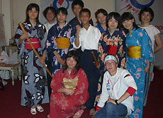 Johannes (unten rechts) im Kreise der japanischen Delegation - in Kimonos und mit Kendo-Stöcken bewaffnet.