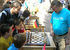 Gegen den ehemaligen Schach-Weltmeister Anatolin Karpov hatte niemand eine Chance - auch Moritz (stehend links) nicht.
