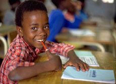 Nicht alle Kinder in Afrika haben die Möglichkeit, eine Schule zu besuchen. Aber du kannst ihnen helfen.
