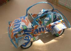 Aus alten Fanta-Dosen hat ein Kind dieses Auto gebastelt.