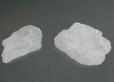 Der kristalline Stoff Methamphetamin oder Crystal Meth wird geraucht oder geschnupft und ist immer häufiger als Partydroge verbreitet. Er führt schnell zur seelischen Abhängigkeit.