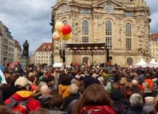 Anti-Pegida-Kundgebung für Weltoffenheit und Toleranz vor der Dresdner Frauenkirche